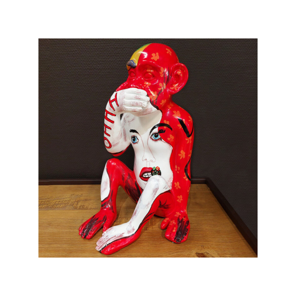 Statue singe rouge assis en résine H39cm - MARLIN