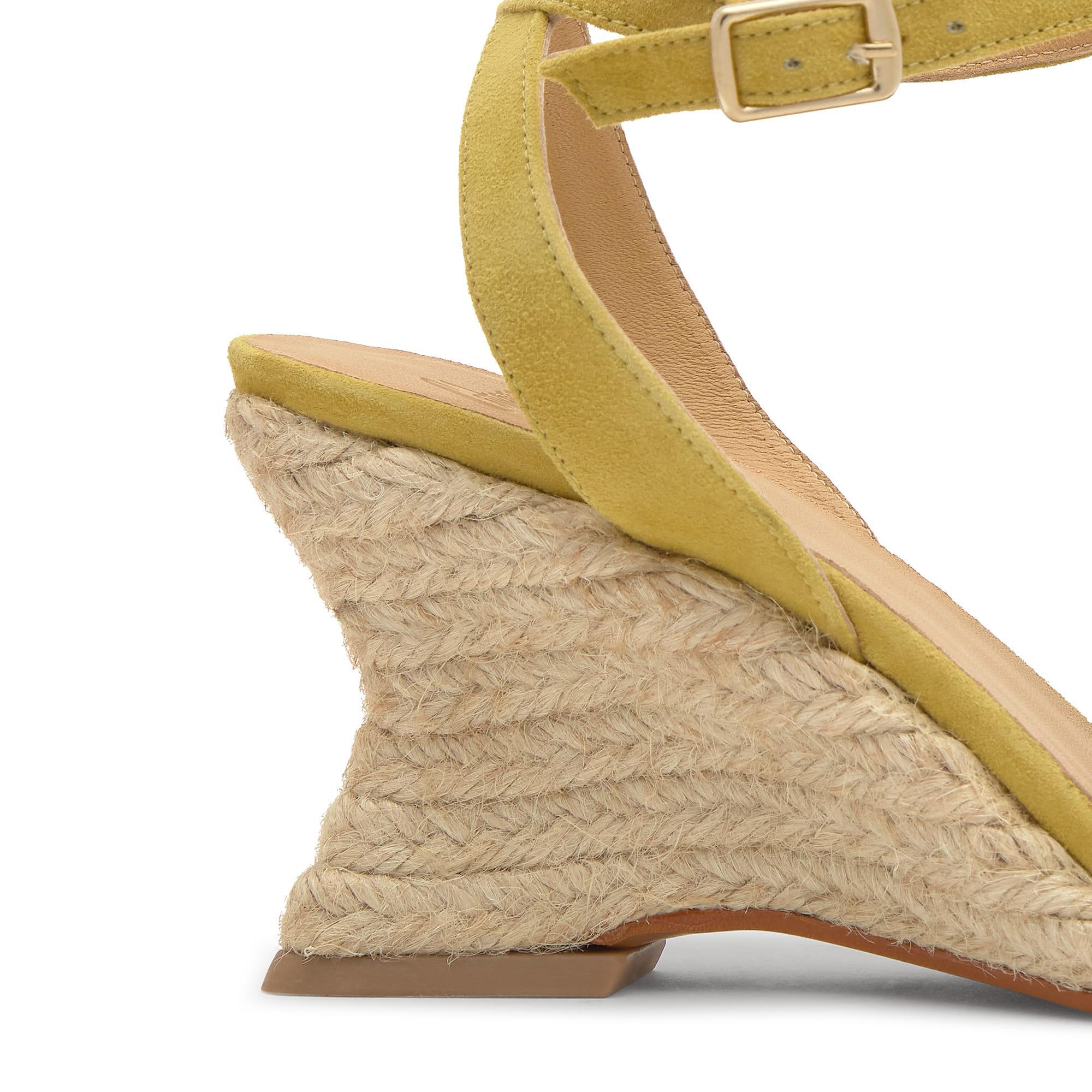 Alpargata de cuña Judi en ante con punta afilada y cierre de pulsera