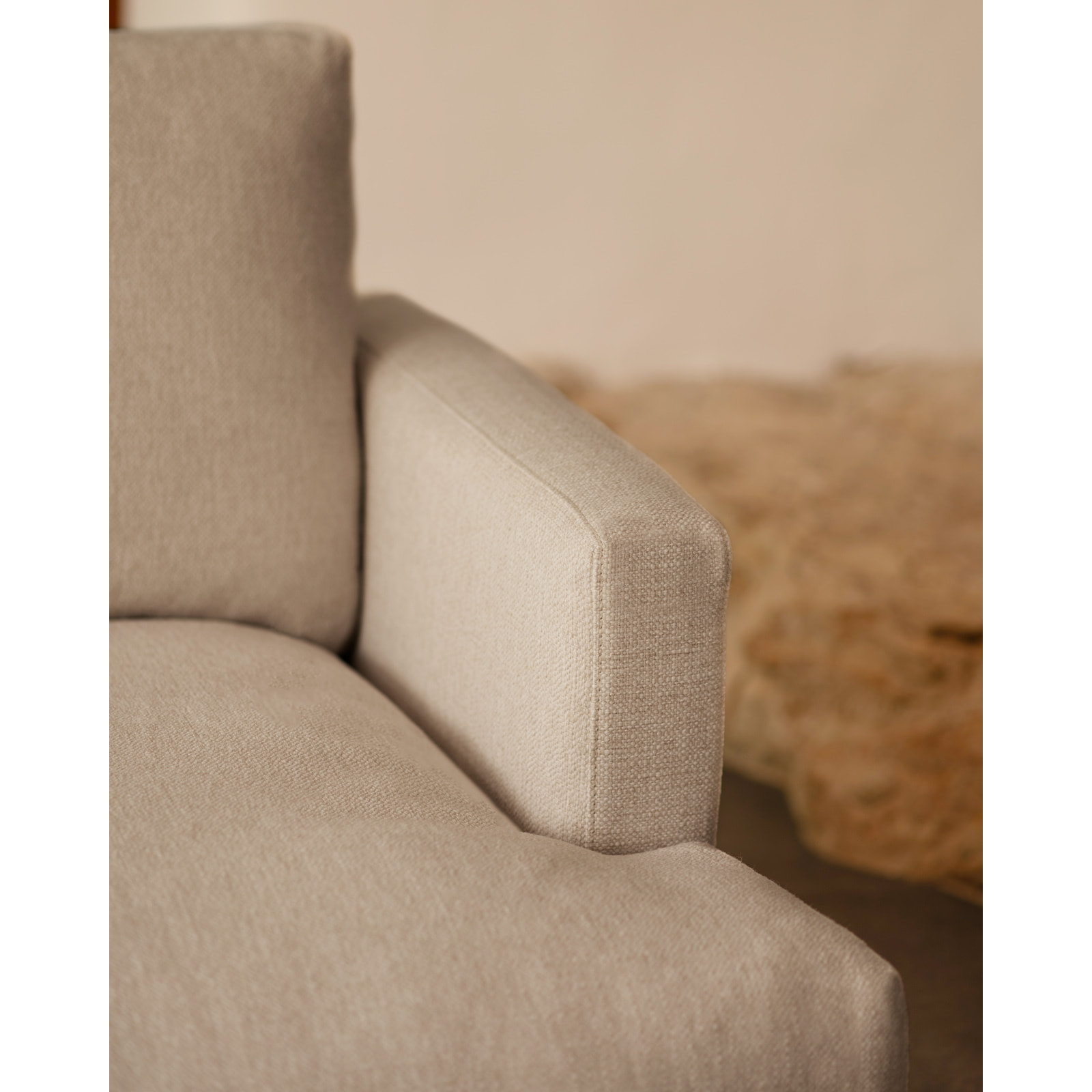 Fauteuil de teinte gris clair de 105cm Hauteur: 85 Longueur: 108 Largeur: 105