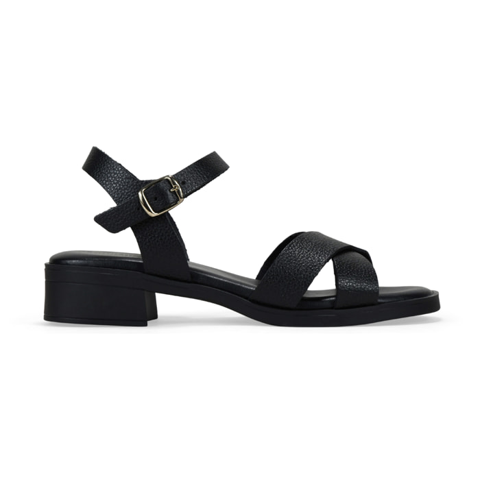 Sandalias negras de piel con tacón y hebilla
