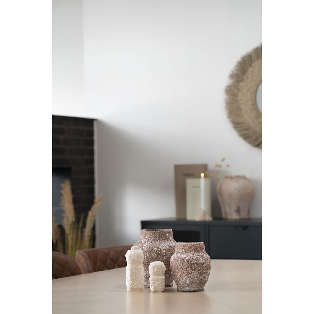 Statuetta decorativa in cemento beige con motivo tribale 6,5x15 cm
