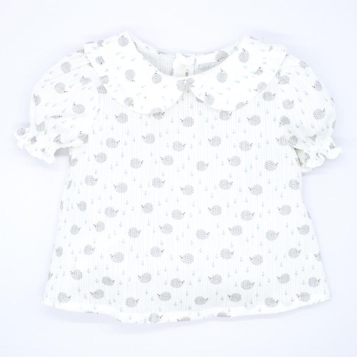 Blusa estampado erizos, con manga abullonada y cuello.