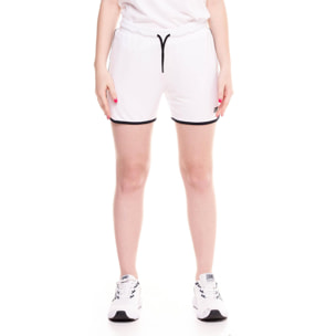 Pantalones cortos de mujer en blanco y negro.