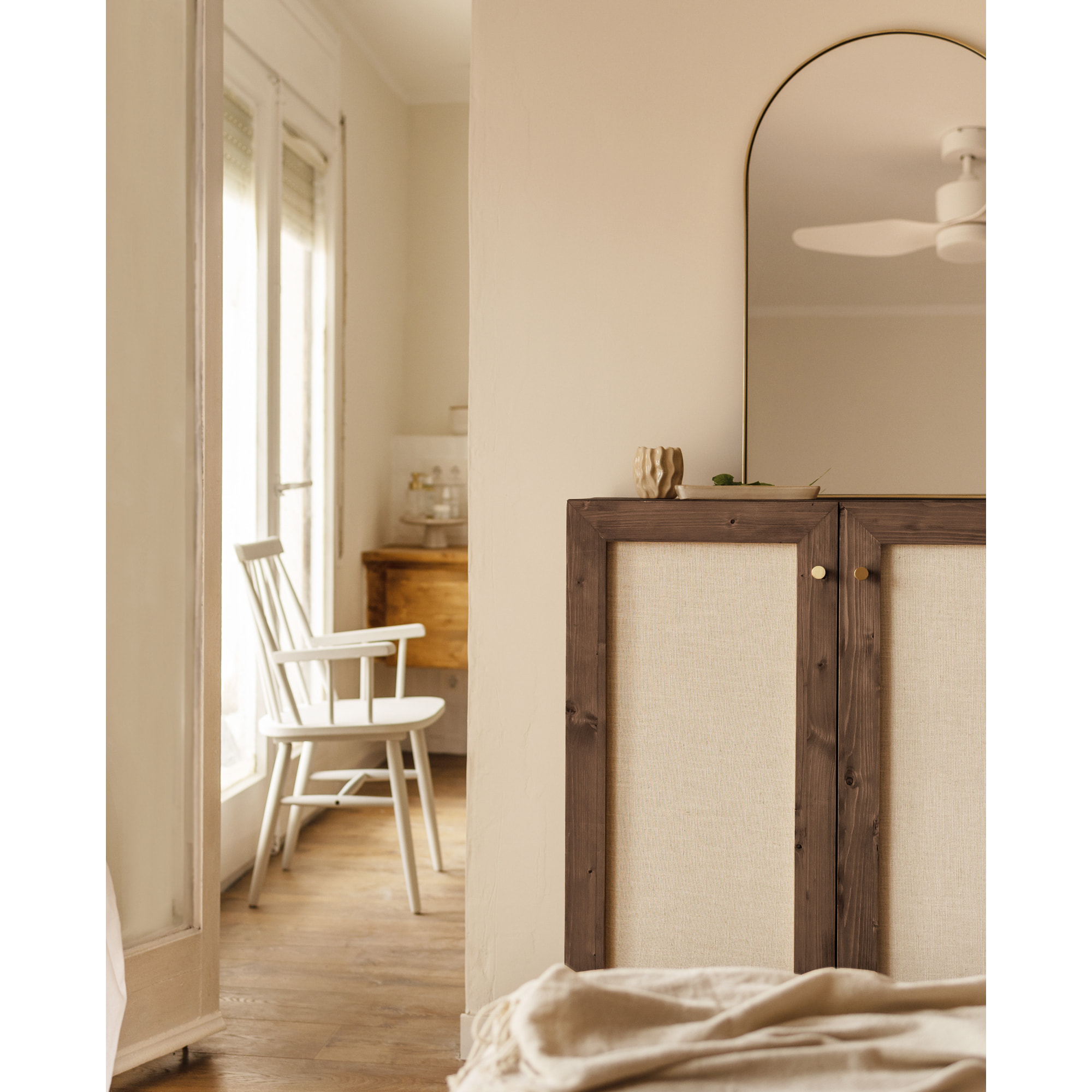 Buffet en bois de sapin et toile de lin ton noyer 100x80 Hauteur: 100 Longueur: 80 Largeur: 40
