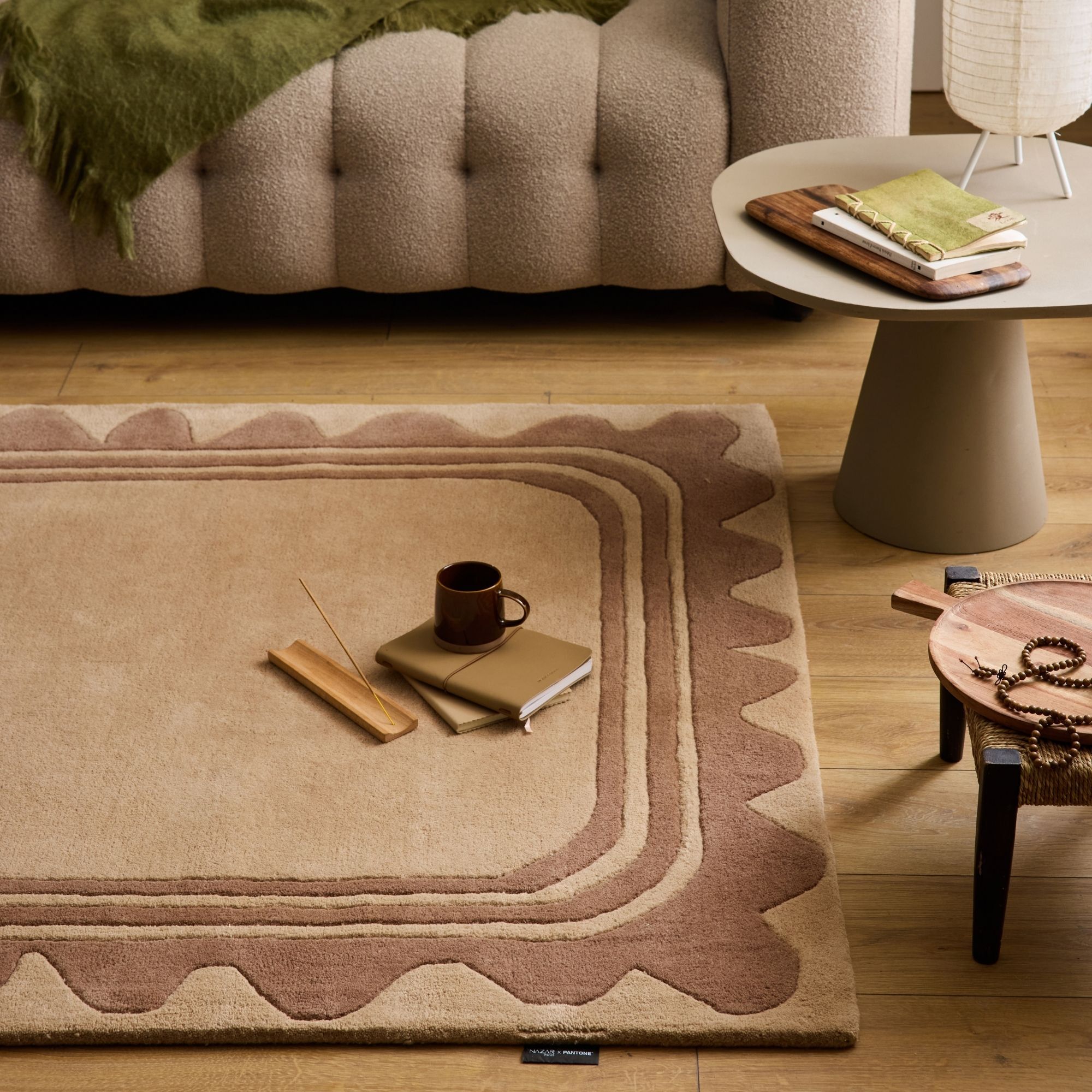 PANTONE - Tapis en laine fait main CEDRE BLANC à motif festonné marron
