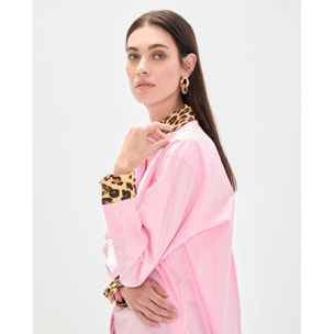 Camicia in popeline con polsini a contrasto e stampa animalier