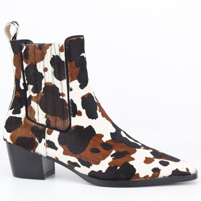 Botines en animal print vaca. Tacón de 4,5 cm