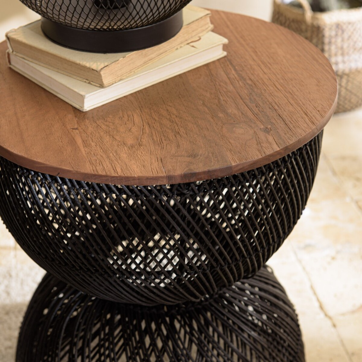 SIXTINE - Table d'appoint en rotin noir plateau bois de teck recyclé