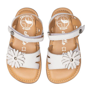 SANDALIA BAREFOOT BLANCA – FLOR EN RELIEVE Y ELEGANCIA ATEMPORAL
