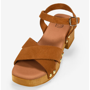 Sandalias de piel marrón claro con tacón de madera