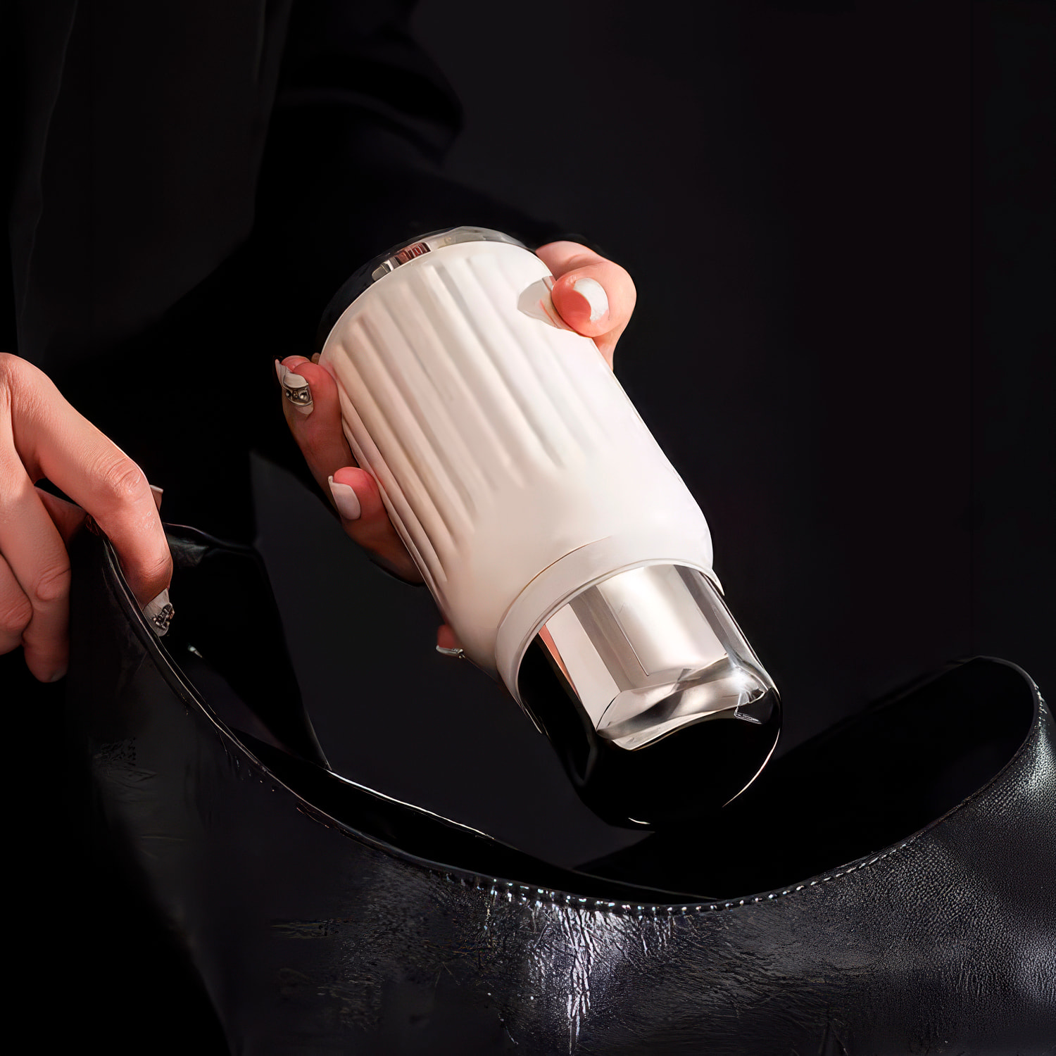 Termo MD-K933 de 300 ml con sellado antifugas, colador para infusiones y tapa convertible en vaso. Incluye apertura de 180°, cordón desmontable y excelente conservación térmica.