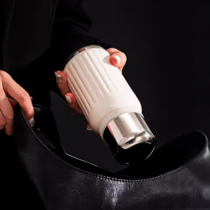 Termo MD-K933 de 300 ml con sellado antifugas, colador para infusiones y tapa convertible en vaso. Incluye apertura de 180°, cordón desmontable y excelente conservación térmica.