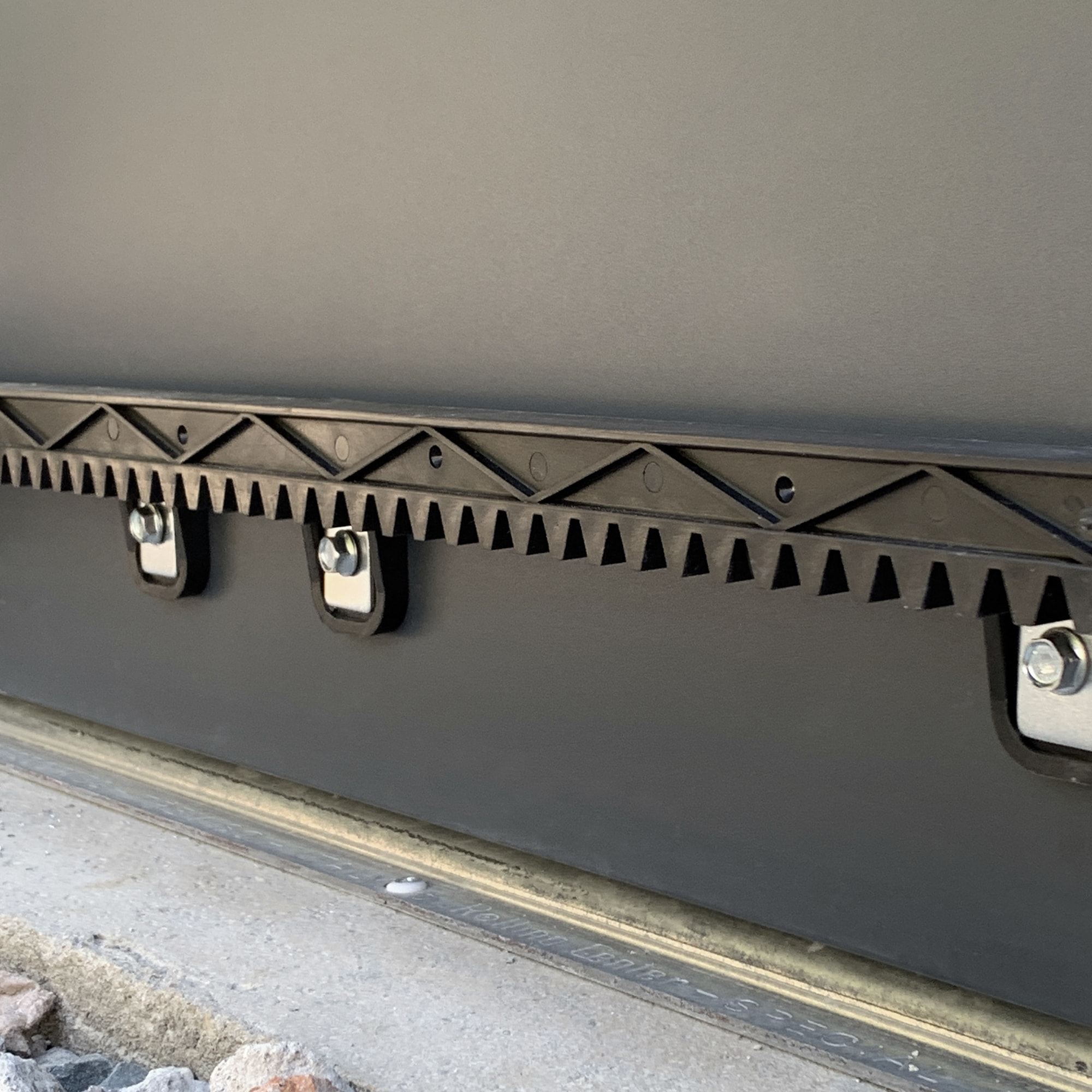 Motorisation solaire pour portail coulissant Zenia SE + 2 télécommandes supplémantaires (3 en tout) - Avidsen