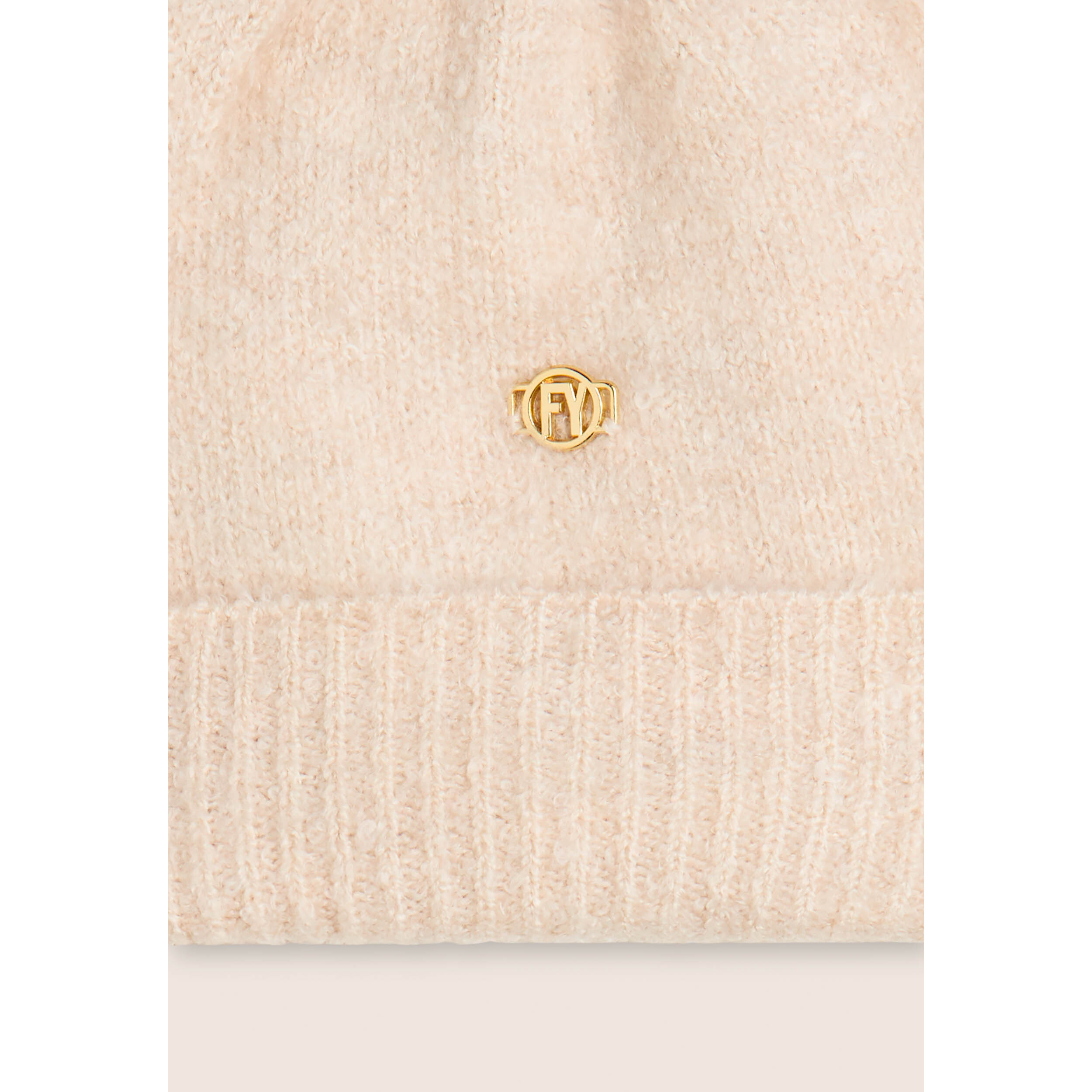 Beanie bouclé con risvolto e logo dorato FY