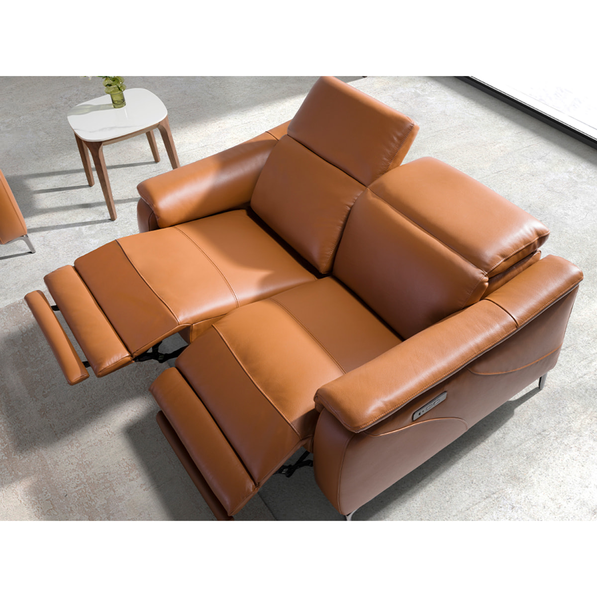 Sofá relax de 2 plazas tapizado en piel de origen vacuno en marrón con reposacabezas patas de acero inoxidable cromado oscuro 2 sistemas de relax eléctrico 154x108x77cm