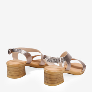Sandalias metalizadas en piel con tacón efecto madera