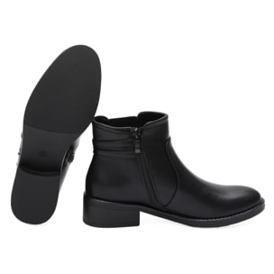 Stivaletti in simil pelle con fibbia dorata e elastico laterale