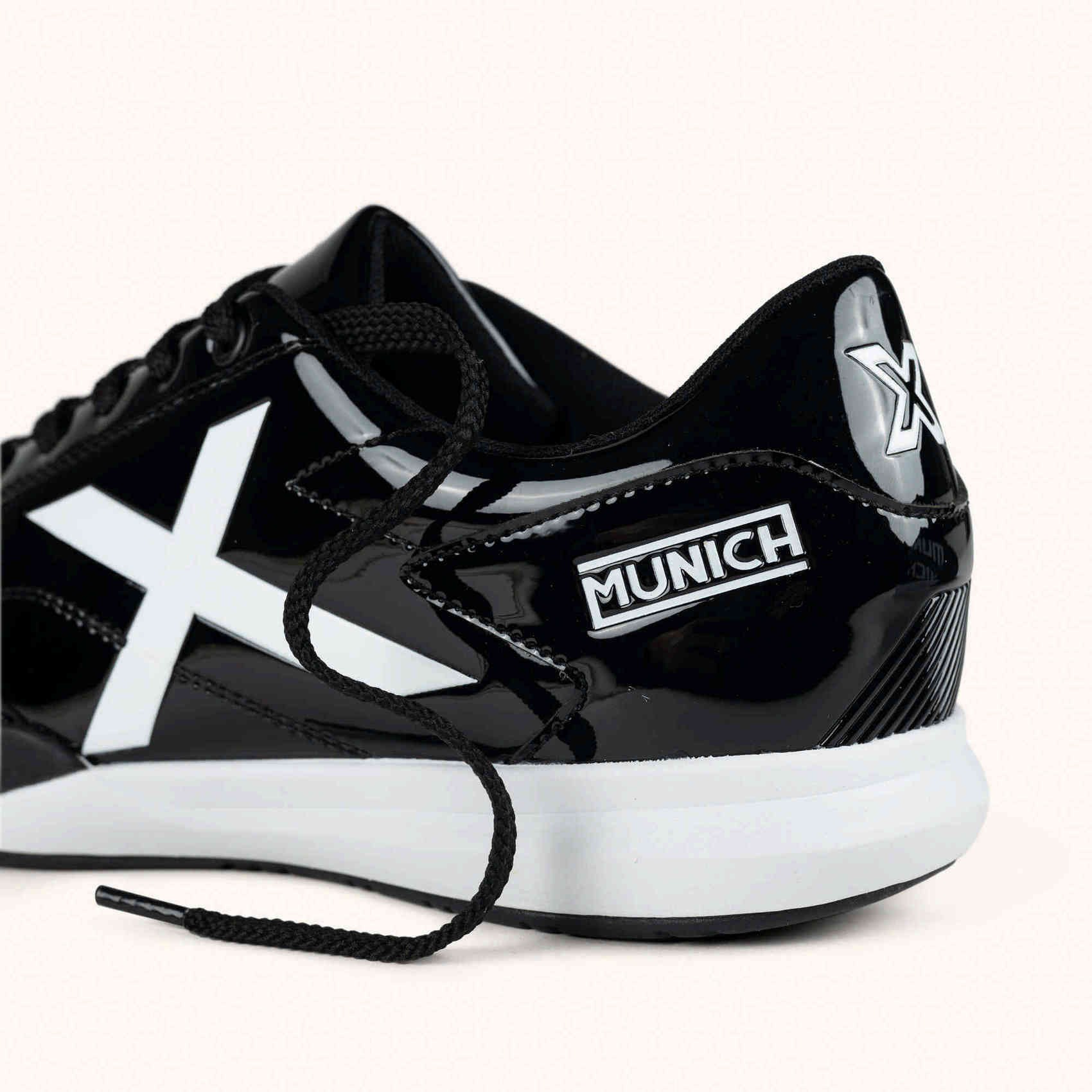 MUNICH M39 02 Zapatillas urbanas de inspiración futsal en color negro