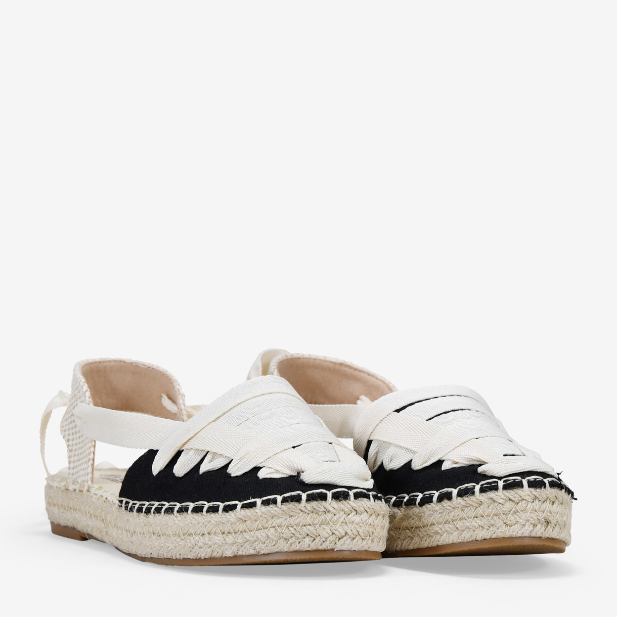 Alpargatas planas negras con tiras atadas