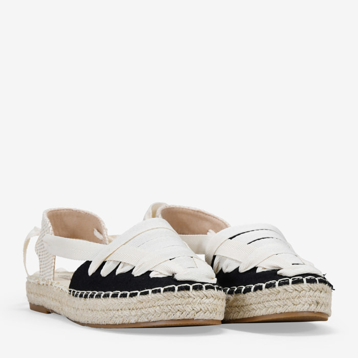 Alpargatas planas negras con tiras atadas