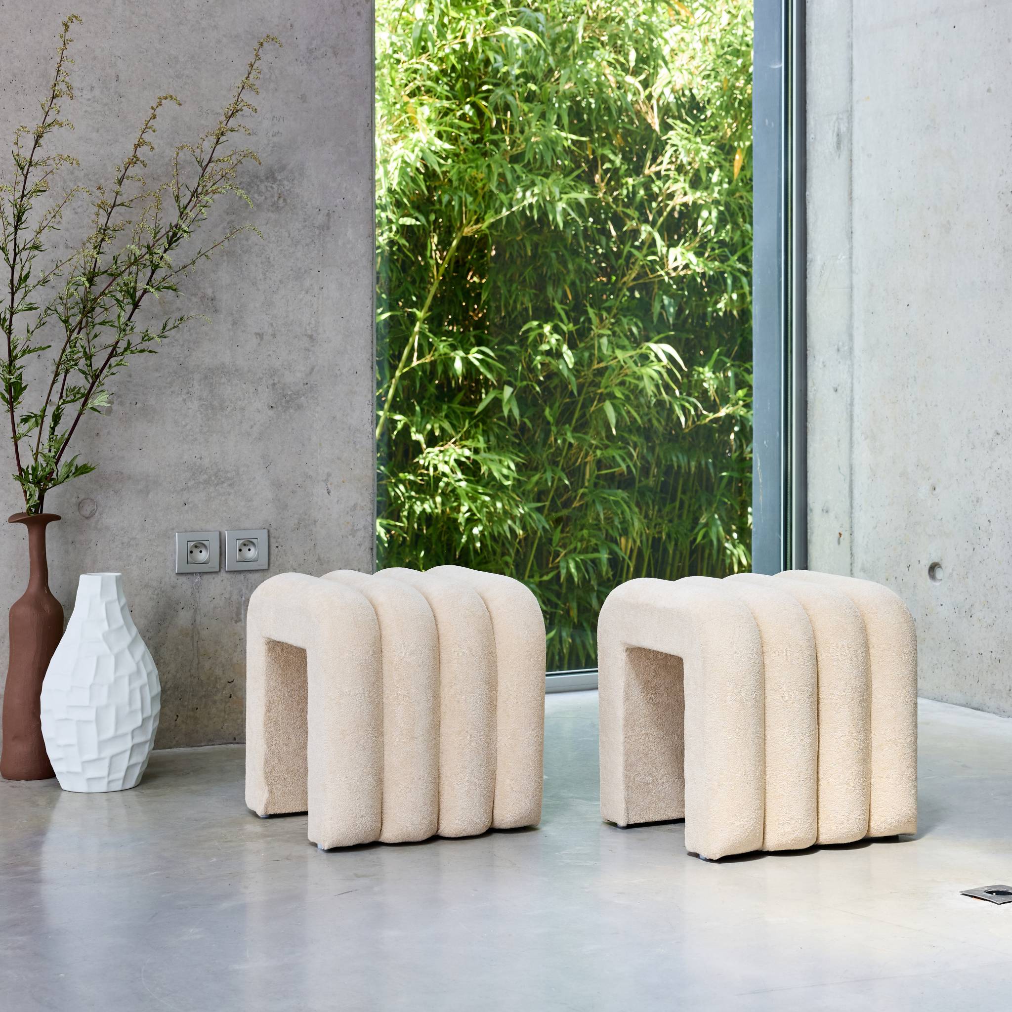 Set de 2 poufs contemporains en tissu beige