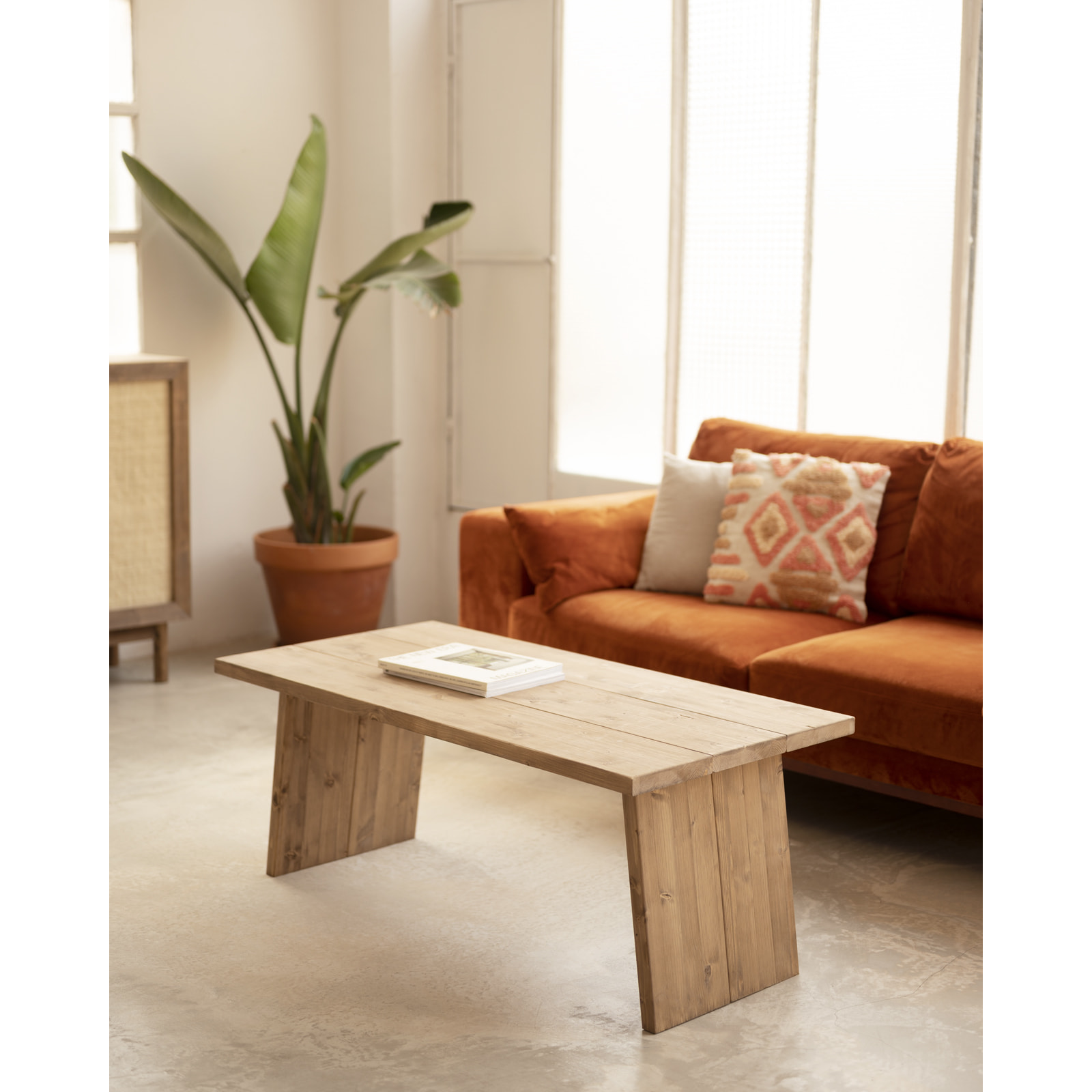 Table basse en bois massif ton chêne foncé 120x60cm Hauteur: 45 Longueur: 120 Largeur: 60