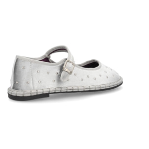 Merceditas planas con tachuelas metálicas.