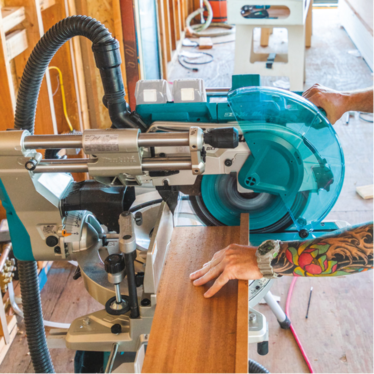 Scie radiale MAKITA 36V 2x18V Li-Ion Ø305 mm - Sans batterie ni chargeur - DLS211ZU