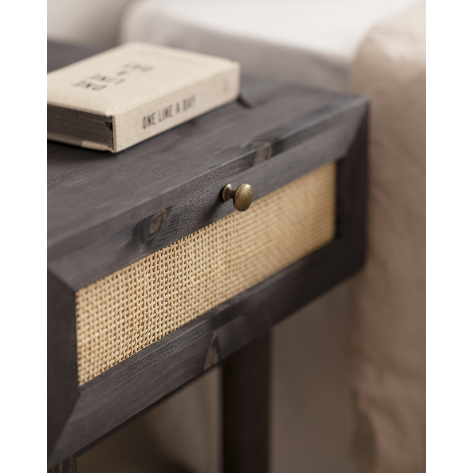 Chevet en bois massif et raphia avec un tiroir noir 40x45cm Hauteur: 45 Longueur: 40 Largeur: 37
