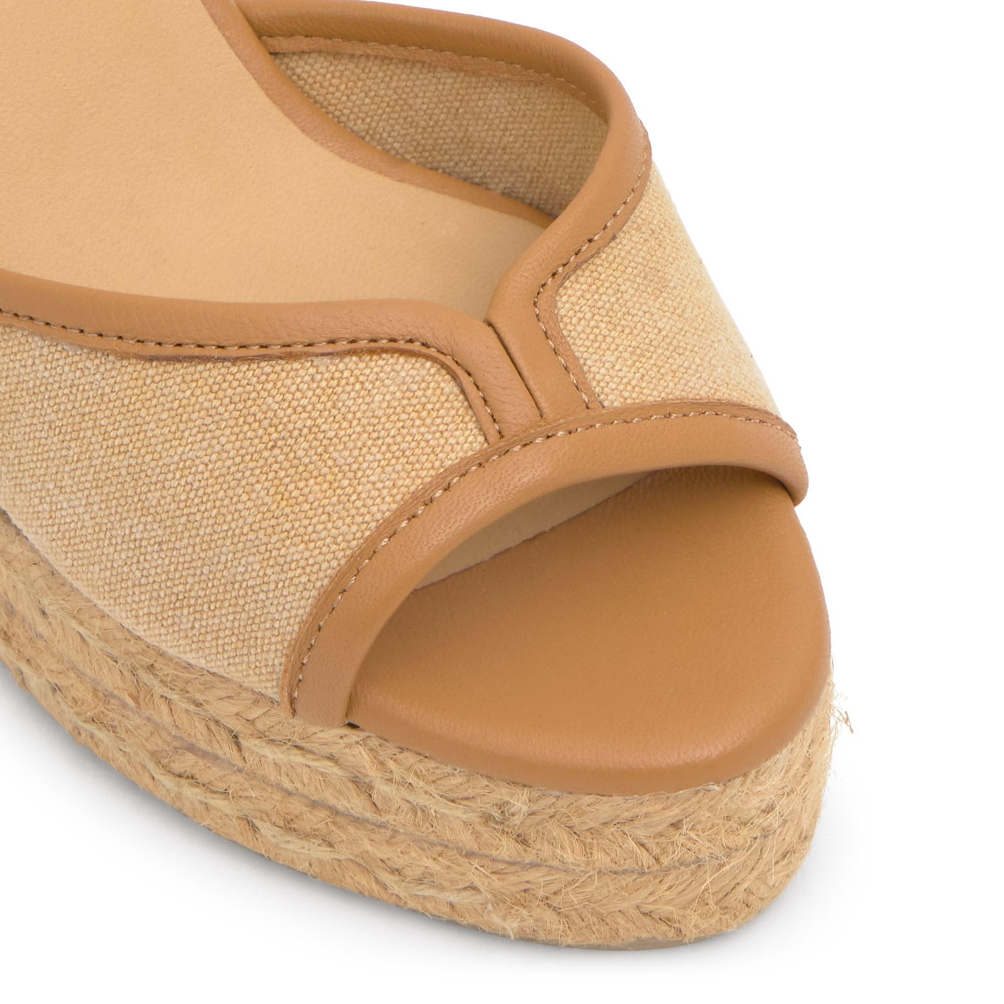 Sandalia Brigitte cuña de yute tintado con doble plataforma, escote en V y hebilla