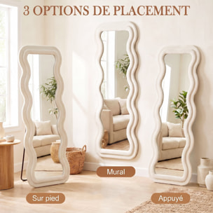 Miroir sur pied pleine longueur design ondulé velours blanc crème