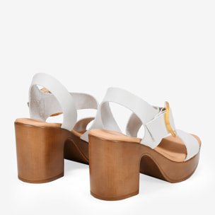 Sandalias de piel blancas con tacón efecto madera y hebilla