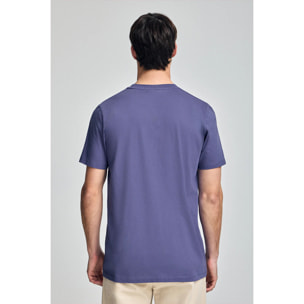 Camiseta violeta azulado de cuello redondo y logo engomado