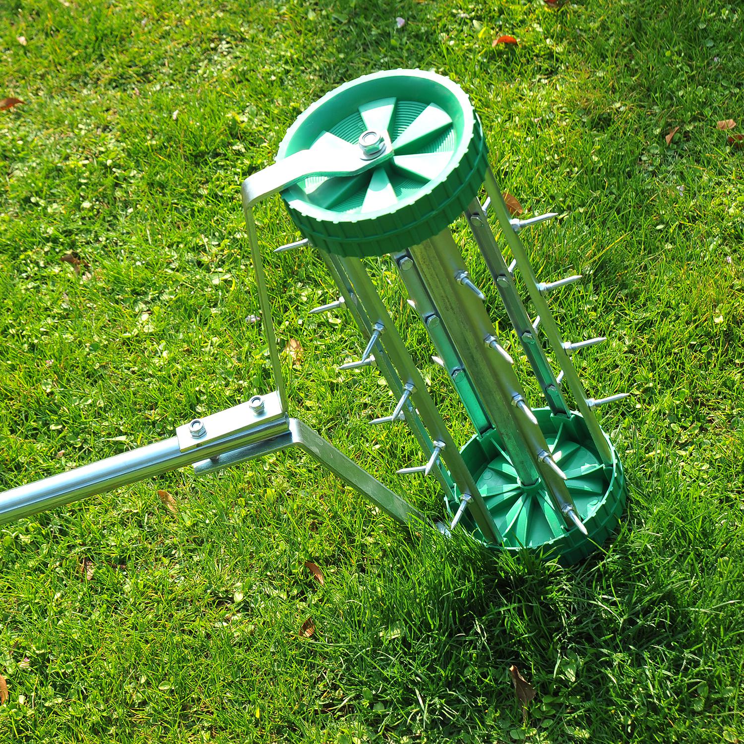 Rouleau aérateur pour pelouse avec manche télescopique 98L x 45l x 87H cm vert