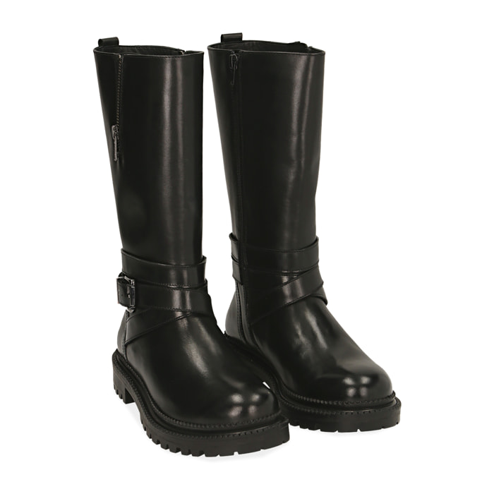 Bikers de piel negra con caña alta.