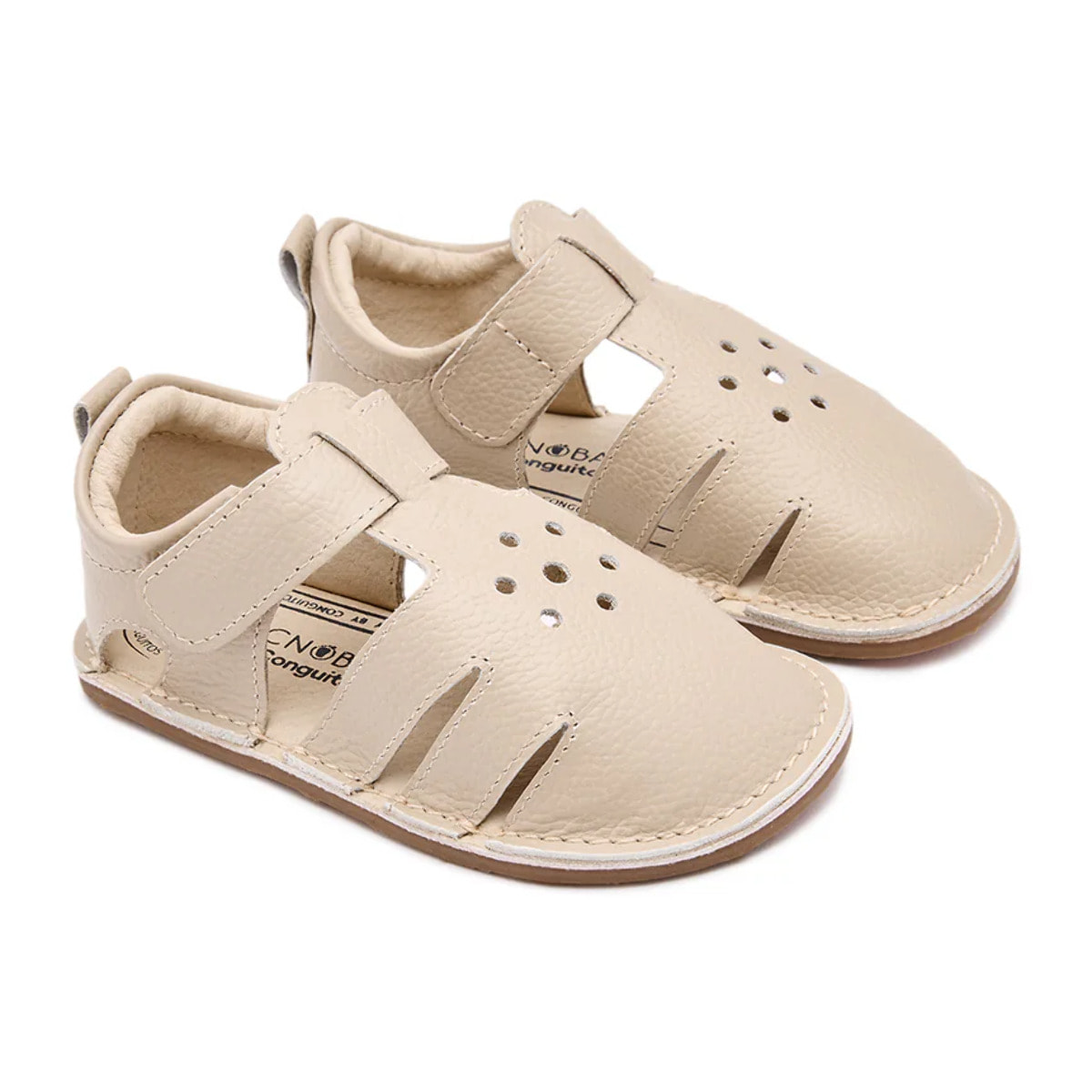 Eleganti sandali chiusi per neonati, di colore beige.