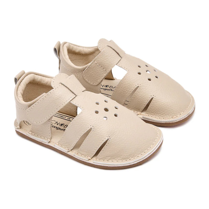 Eleganti sandali chiusi per neonati, di colore beige.