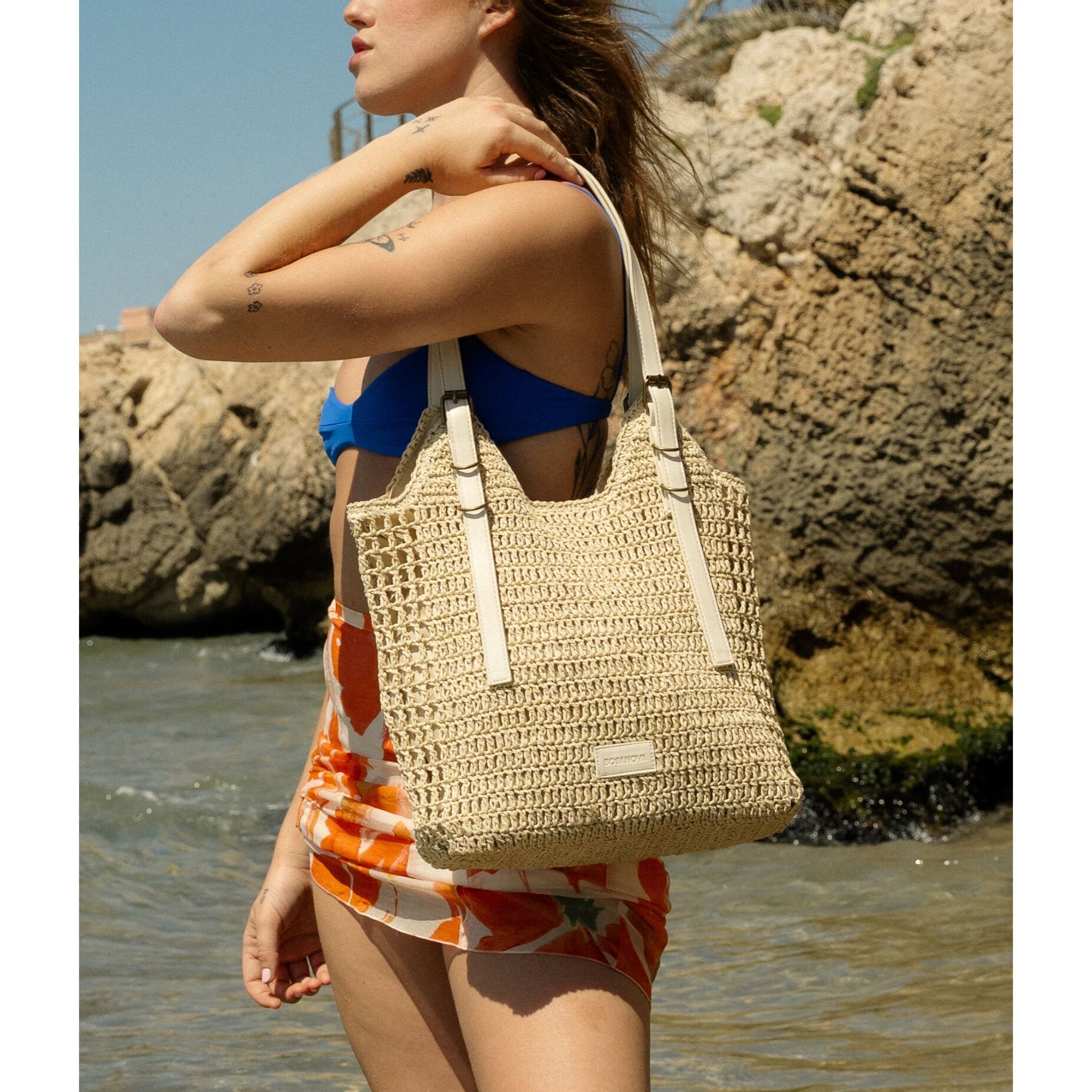 Bolso de hombro beige en rafia con hebillas