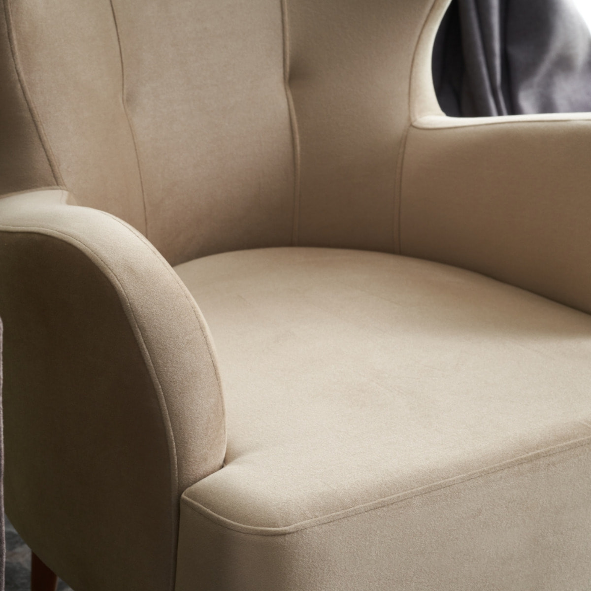 HELOISE - Fauteuil en velours beige avec accoudoirs
