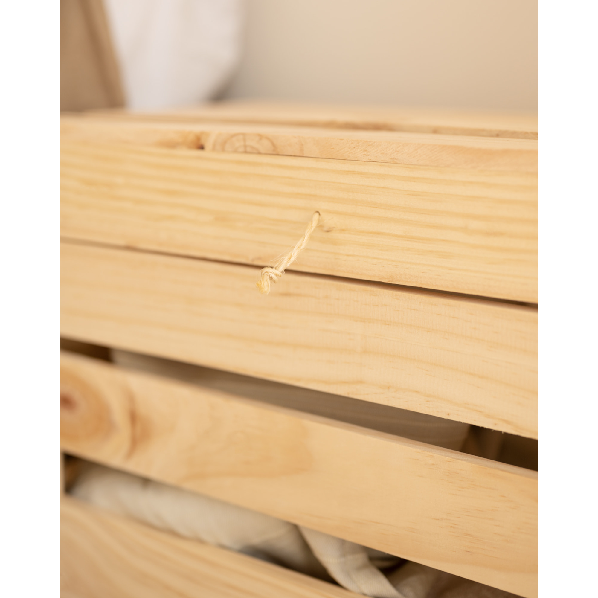 Baúl de madera maciza en tono natural de 49x30x33cm Alto: 29.5 Largo: 49 Ancho: 33