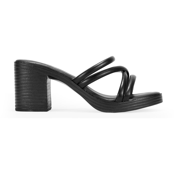 Sandalias negras con tacón efecto madera