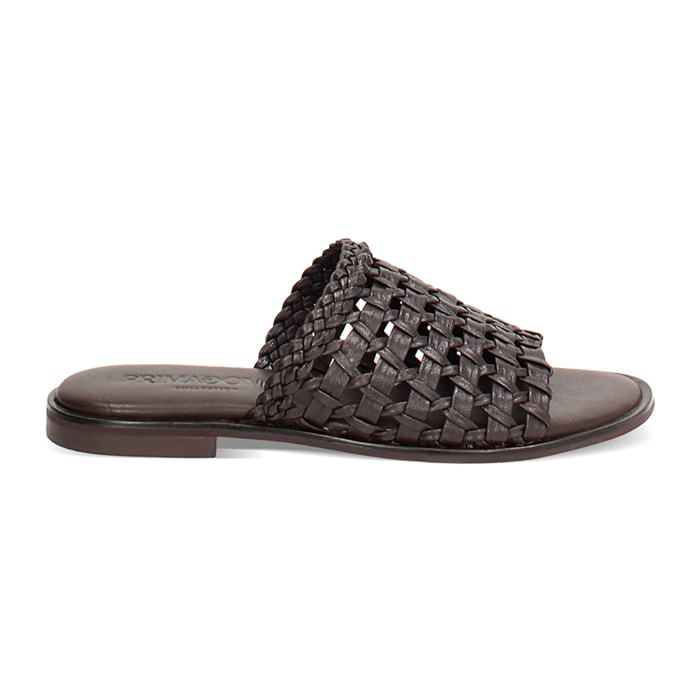 Sandalias bajos para mujer color marrón oscuro en cuero trenzado