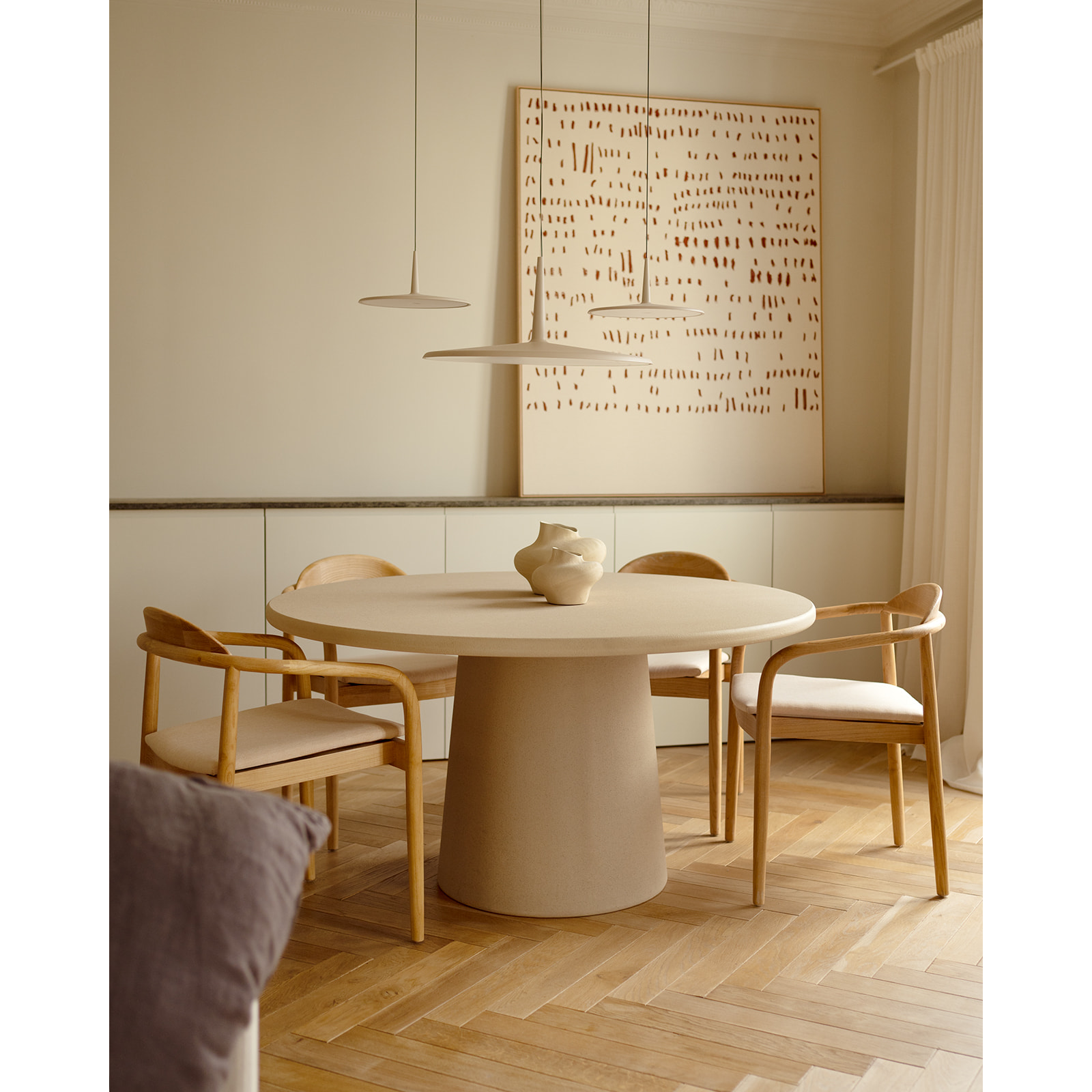 Table de salle à manger ronde en microciment ton beige en différentes tailles