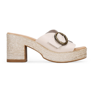 Sandalias de piel beige destalonadas con tacón efecto esparto