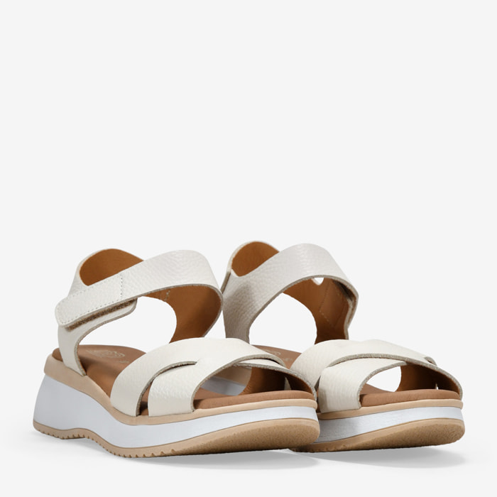 Sandalias de piel blancas con cuña y plataforma