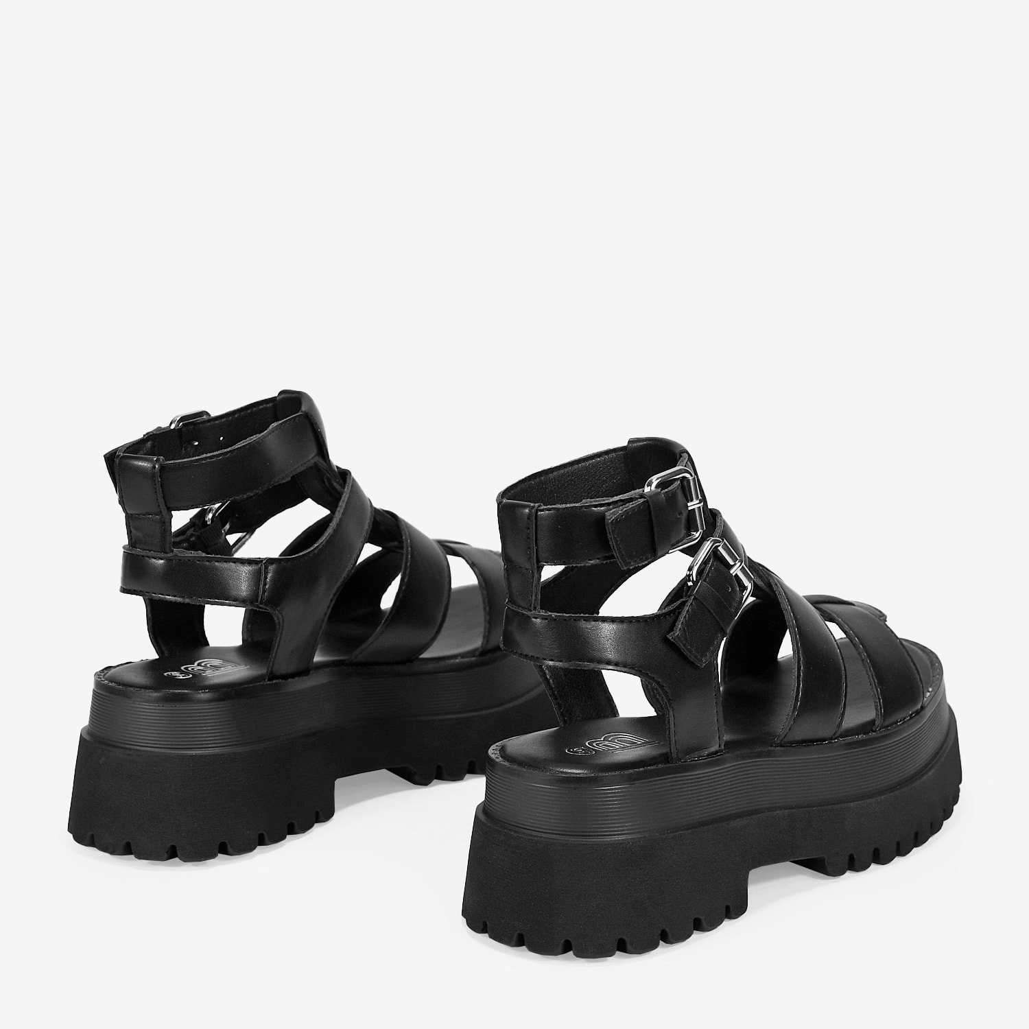 Sandalias de plataforma negras con suela track y hebilla