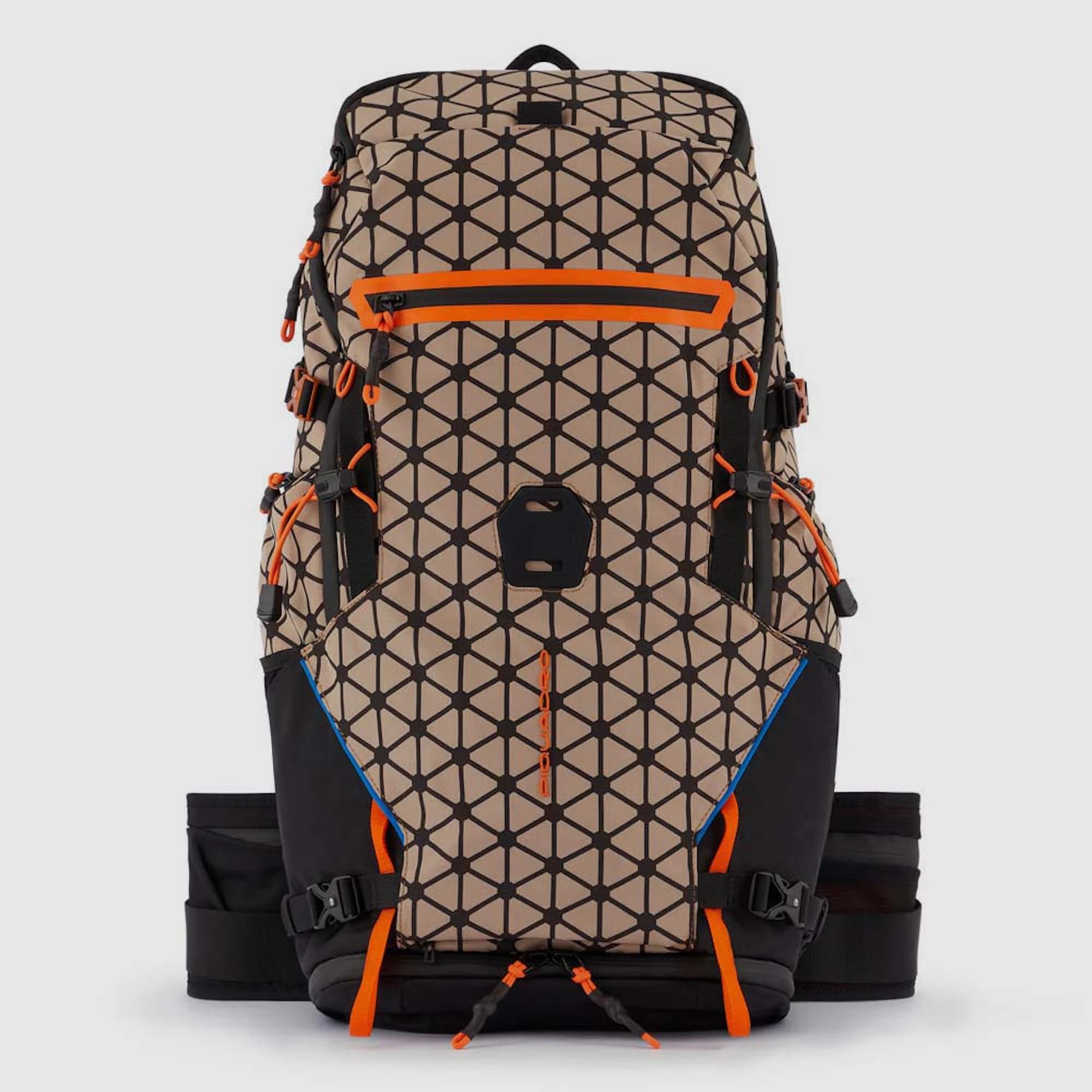 Piquadro Zaino da sci alpinismo e trekking realizzato in poliestere Cordura® riciclato al 40% altamente performante.