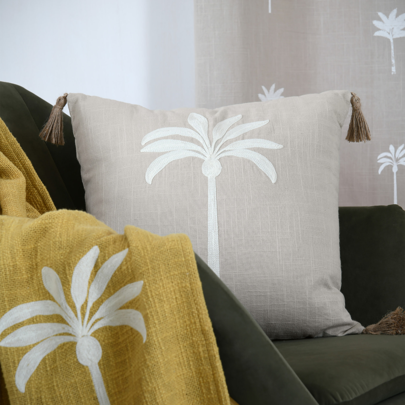 Coussin décoratif brodé motif palmier style tropical - Gris