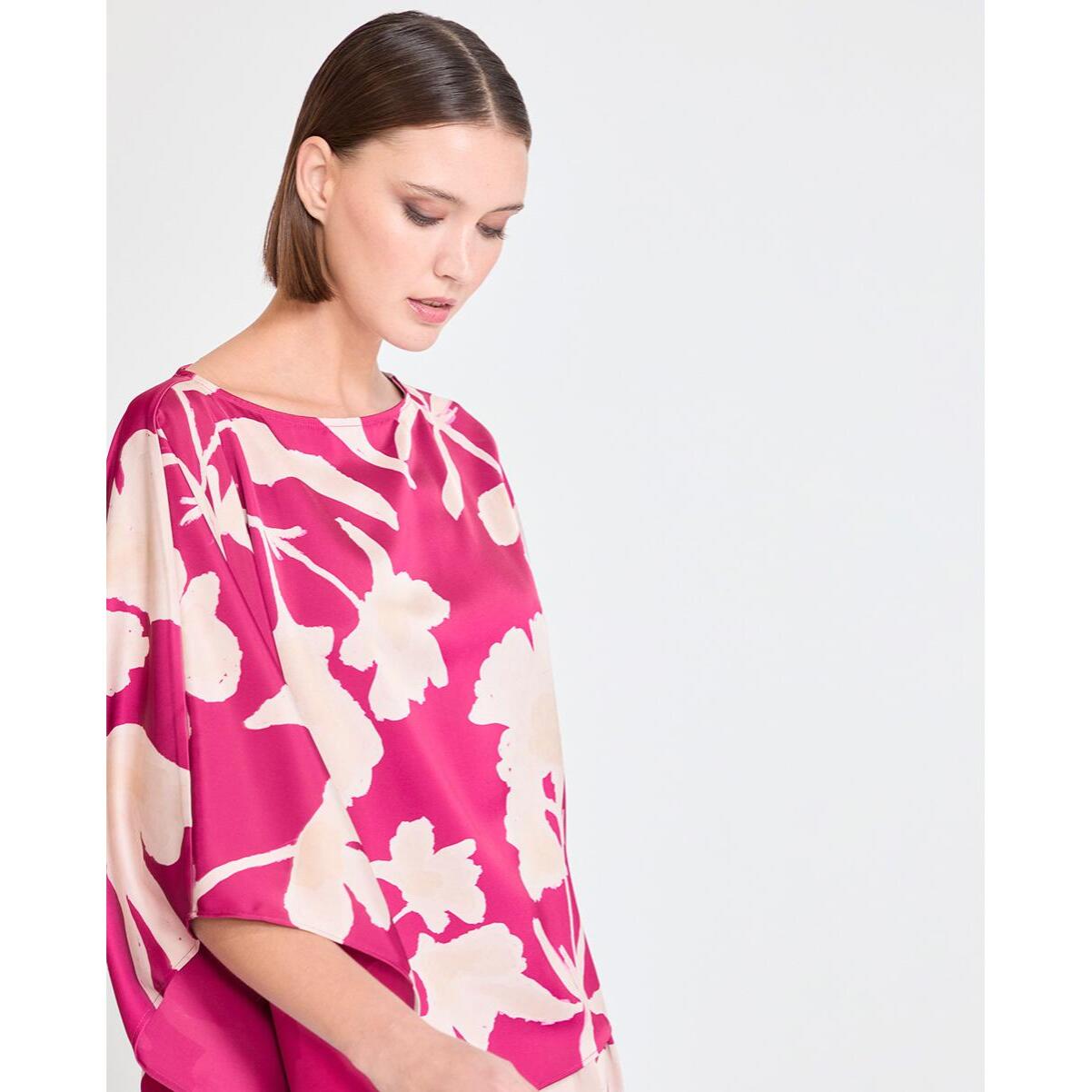 Blusa con maniche asimmetriche e grande fiore di bouganville