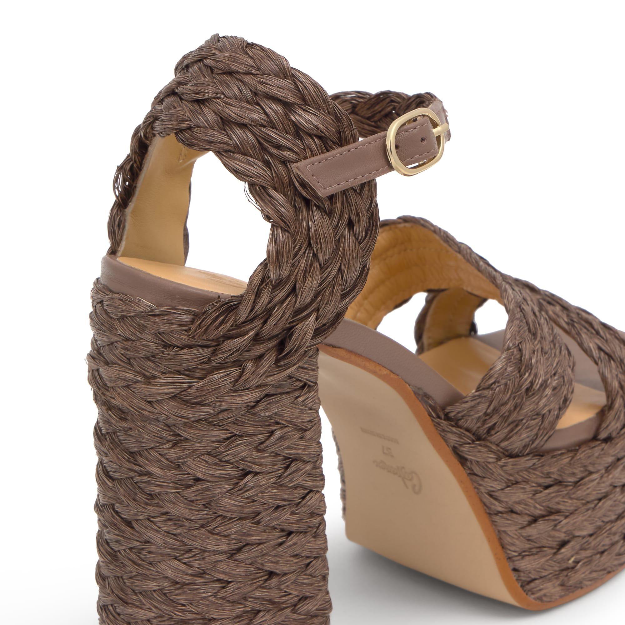 Sandalia fresa tacón 13 cm en rafia teñida con plataforma forrada